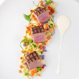 Filet d’agneau grillé, salade de couscous, menthe et dressing