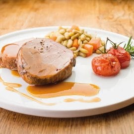 Epaule d’Agneau au Miel, Curry et Ail, Mirepoix et Flageolets au Jus