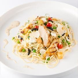 Salade de spaghettis avec poulet grillé, mozzarella et tomates