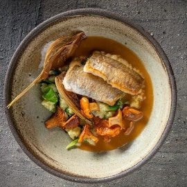 Lieu jaune, écrasé de pommes de terre et mâche, chicon et jus de veau
