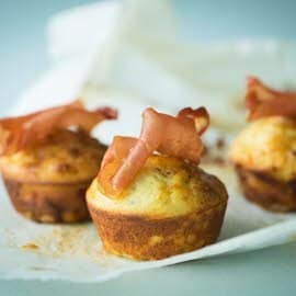 Muffin met spek, aardappel en maiskorrels