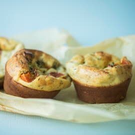 Muffin met tomaat en mozzarella