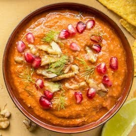 Syrische muhammara met tomaat, paprika en walnoten