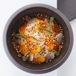 Crabe de la mer du Nord, betterave rouge, avocat, graines soufflées