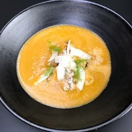 Soupe de poisson de la Mer du Nord avec des huîtres, coques, moulles