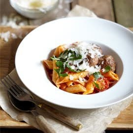 Penne Arrabbiata aux boulettes et pecorino
