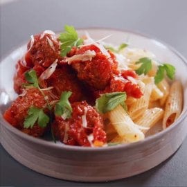 Penne Arrabiata avec boulettes végétariennes