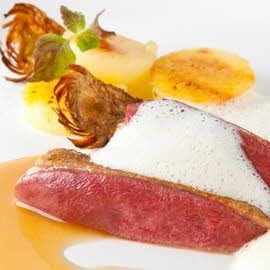 Duif met artisjokken, citroengras en een emulsie van citroenmelisse