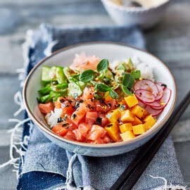 Poké bowl au saumon et à la mayonnaise au ponzu