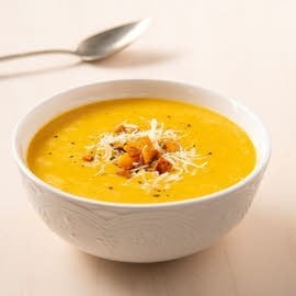 Pompoensoep met smeltende kaas