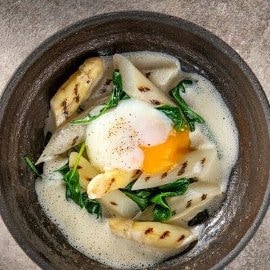 Stoofpotje van asperges met spinazie, gepocheerd ei en dragon