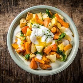 Vegetarisch stoofpotje van wintergroenten met gepocheerd ei