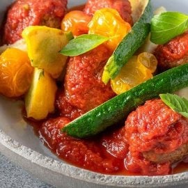 Boulettes véganes en sauce tomate