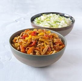 Chinese Rijstschotel met zoetzure saus en varkensvlees