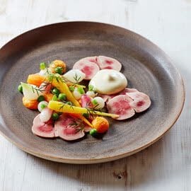 Rognons de veau, jeunes légumes et sauce à la moutarde