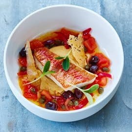 Rouget barbet grillé, chorizo, tomates, olives, câpres et safran