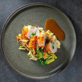 Roulade van Mechelse koekoek met savooikool, knolselder en dragonsaus