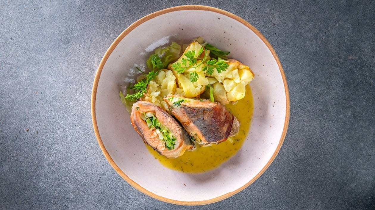 Rouleau de truite saumonée, guanciale et chou vert, pommes de terre sautées et une sauce pickles – Recette
