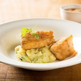 Roussette au stoemp, poireaux, pommes de terre et lait battu