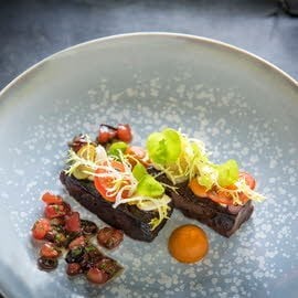 Mijoté de boeuf à la sauce romesco et salade de tomates