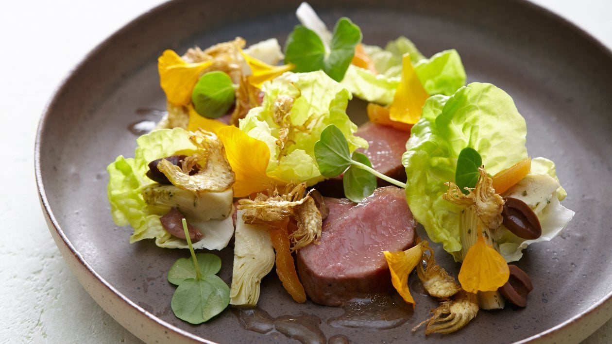 Salade met lamsfilet, abrikozen, olijven en artisjok – - Recept 