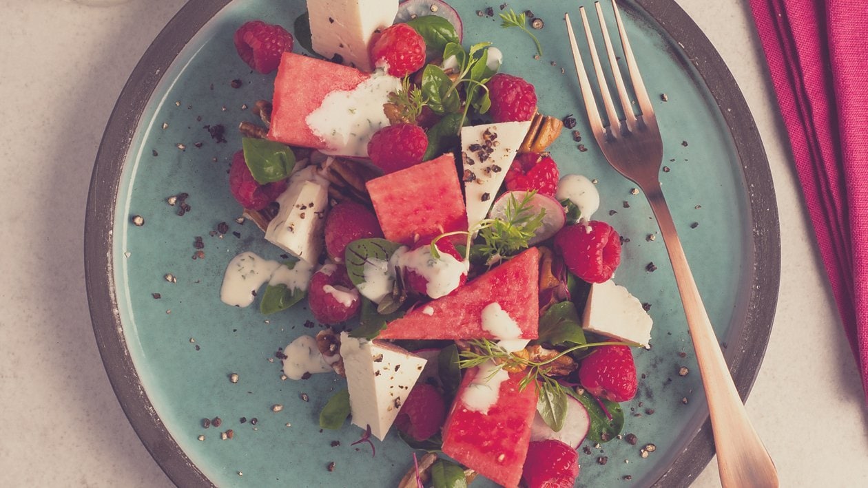 Watermeloen salade met ricotta, frambozen en een slagroomdressing – - Recept 