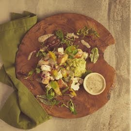 Salade van kip, feta en guacamole met sinaasappel en chiazaadjes
