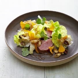 Salade de filet d’agneau, abricots, olives et artichauts