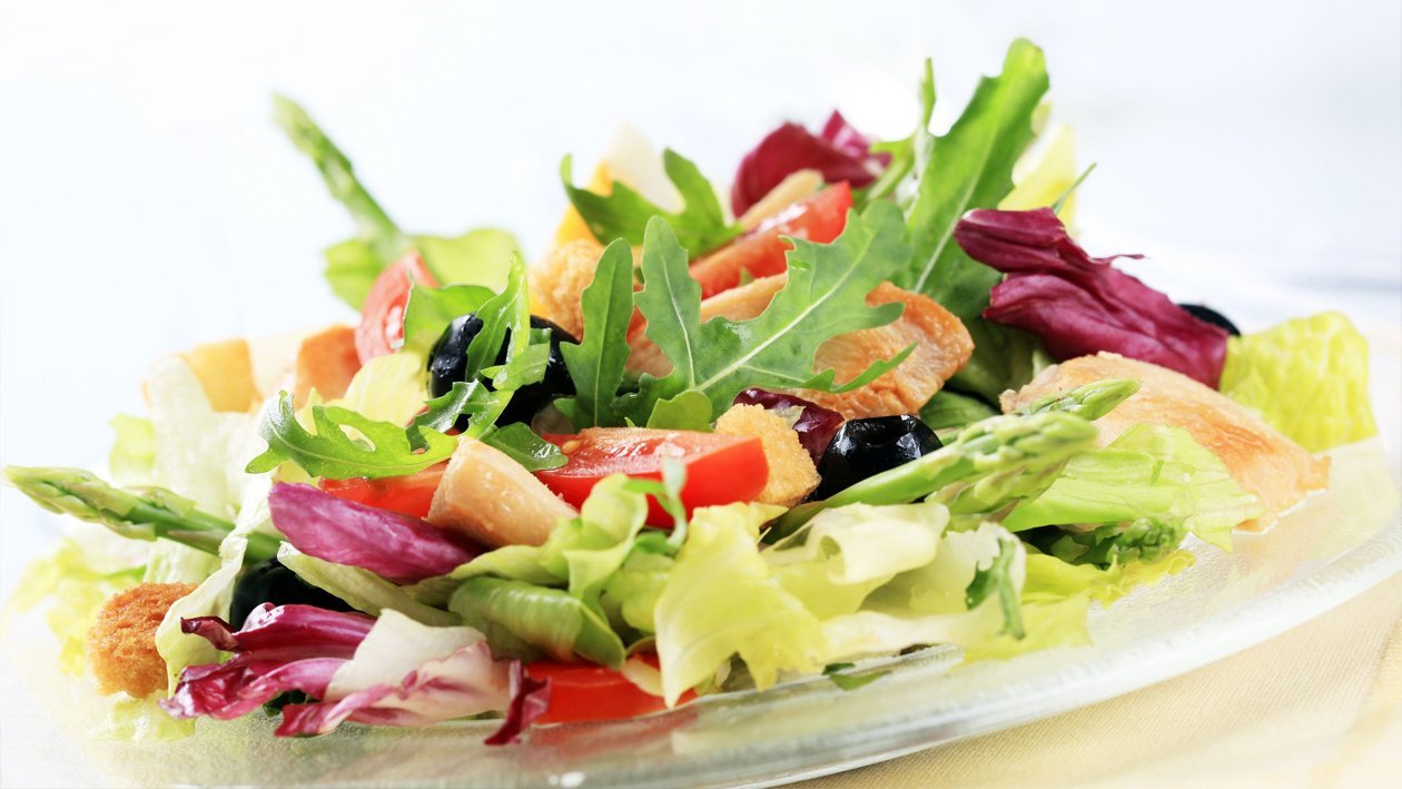 Lauwe salade met asperges en in basilicum gebakken kipreepjes – - Recept 