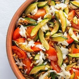 Salade de courgettes, de tomates et de mozzarella