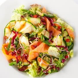 Salade de courgettes, saumon fumé et vinaigrette jalapeno-gingembre