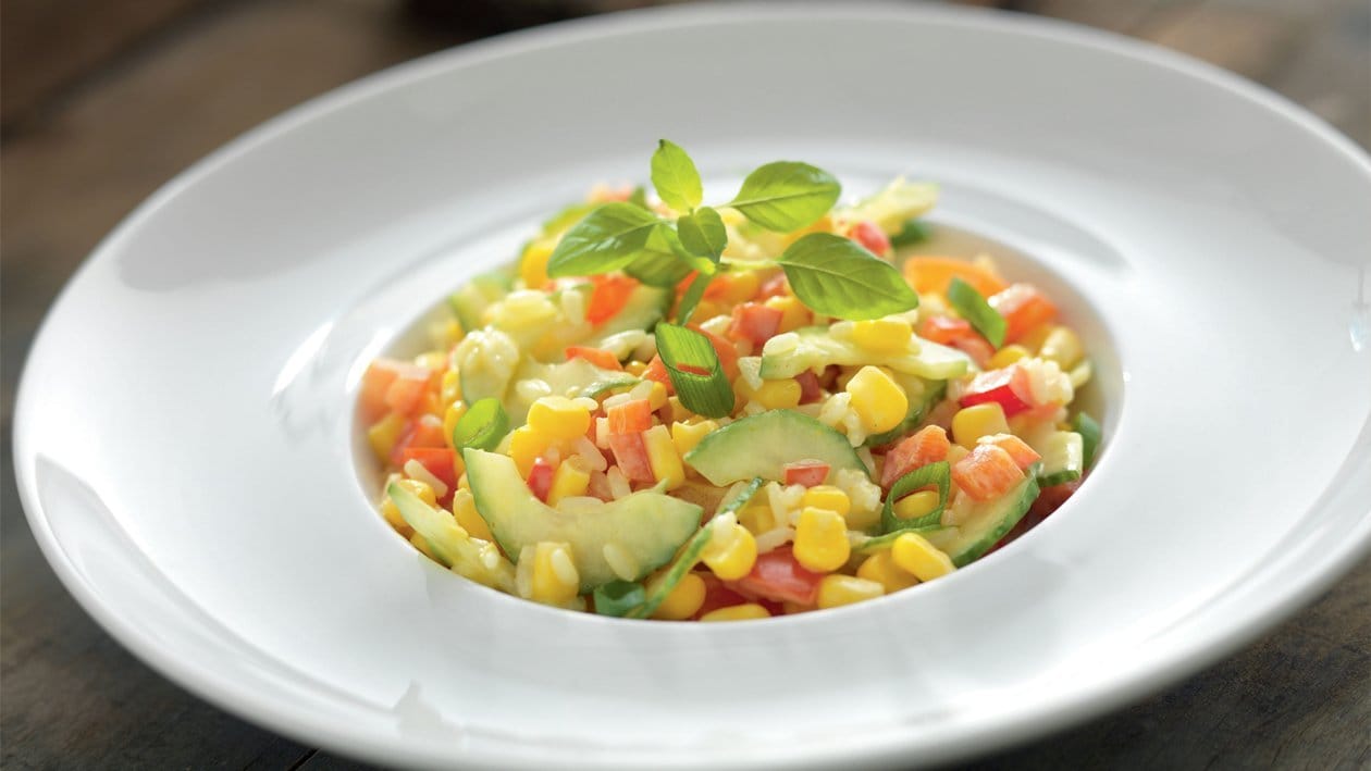 Salade van maïs, rijst, tomaten, komkommer en paprika – - Recept 