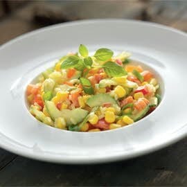 Salade de maïs, ris, tomates, concombre et poivrion