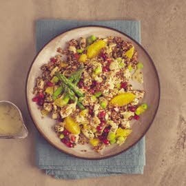 Salade van quinoa, kip en asperge met artisjok en granaatappel