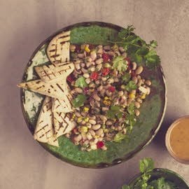 Salade van zwartoogbonen, geroostede pita, rode ui en dressing