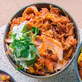 Zuiderse zalm in een tomatenbadje