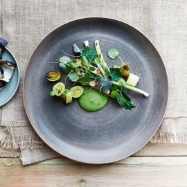 Gegrilde zalm met geblakerde prei, asperges en landcress