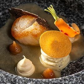 Sint-jakobsschelpen, peterseliewortel en uienbouillon