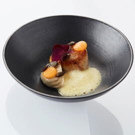 Noix de Saint-Jacques, momo, chou frisé, ricotta, courge butternut