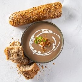 Bospaddenstoelensoep met gefruite ui en dragonroom