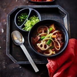 Soupe coréenne à l'oignon avec kimchi & chili