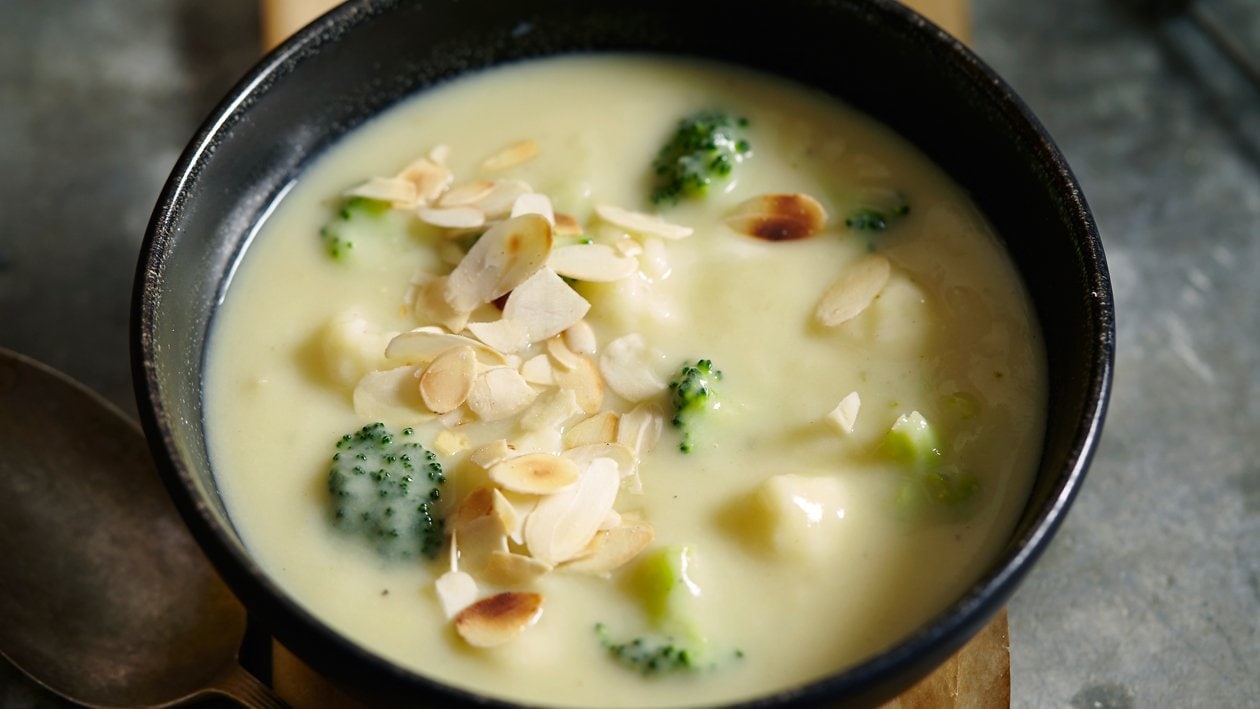 Bloemkool broccoli soep met gorgonzola en amandelen – - Recept 