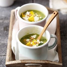 Spinaziesoep met kikkererwten, geitenkaas, ei en pijnboompitten