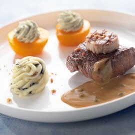 Steak de sanglier et lard avec sauce au poivre sauvage