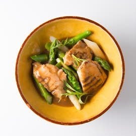 Stoofpotje van gegrilde kip en asperges