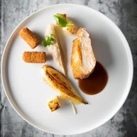 Suprême van Parelhoen met witloof, crème van knolselder en knolselder