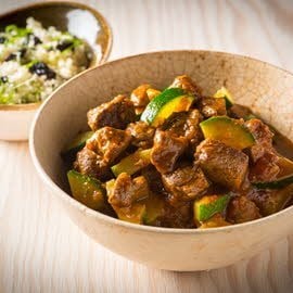 Tagine d’agneau aux pruneaux, gingembre amandes et pain marocain