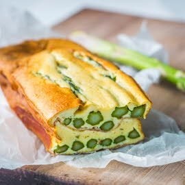 Asperges vertes, jambon séché et herbes du jardin