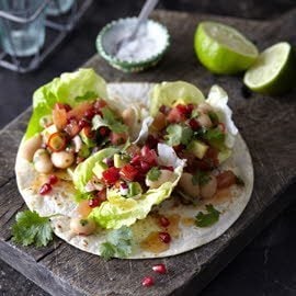 Tortilla met pittige watermeloensalsa en kropsla