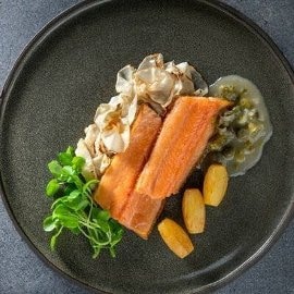 Truite saumonée avec pomme cocotte et jus au vermouth et citrus fresh